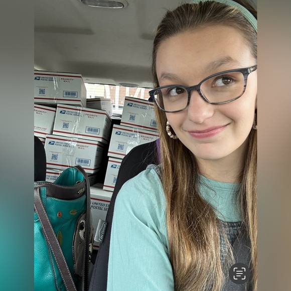 Meet your Posher, Makayla & Amy - Picture 2 of 5